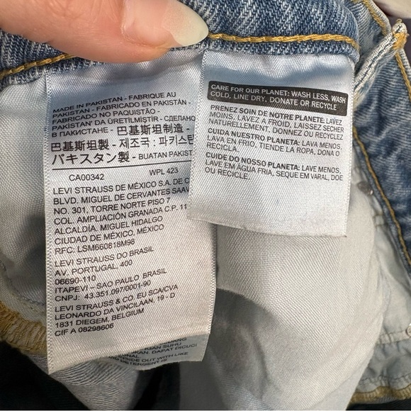 Levi's Blue Jean Mini Skirt Casual Raw Hem A-Line Size 30 Light / Medium Wash - Picture 7 of 12